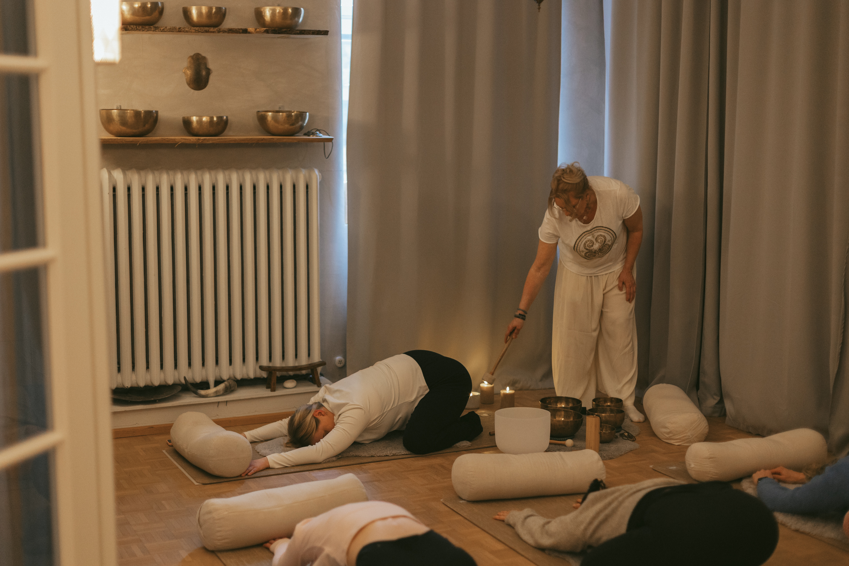 Työyhteisö rentoutumassa yhdessä