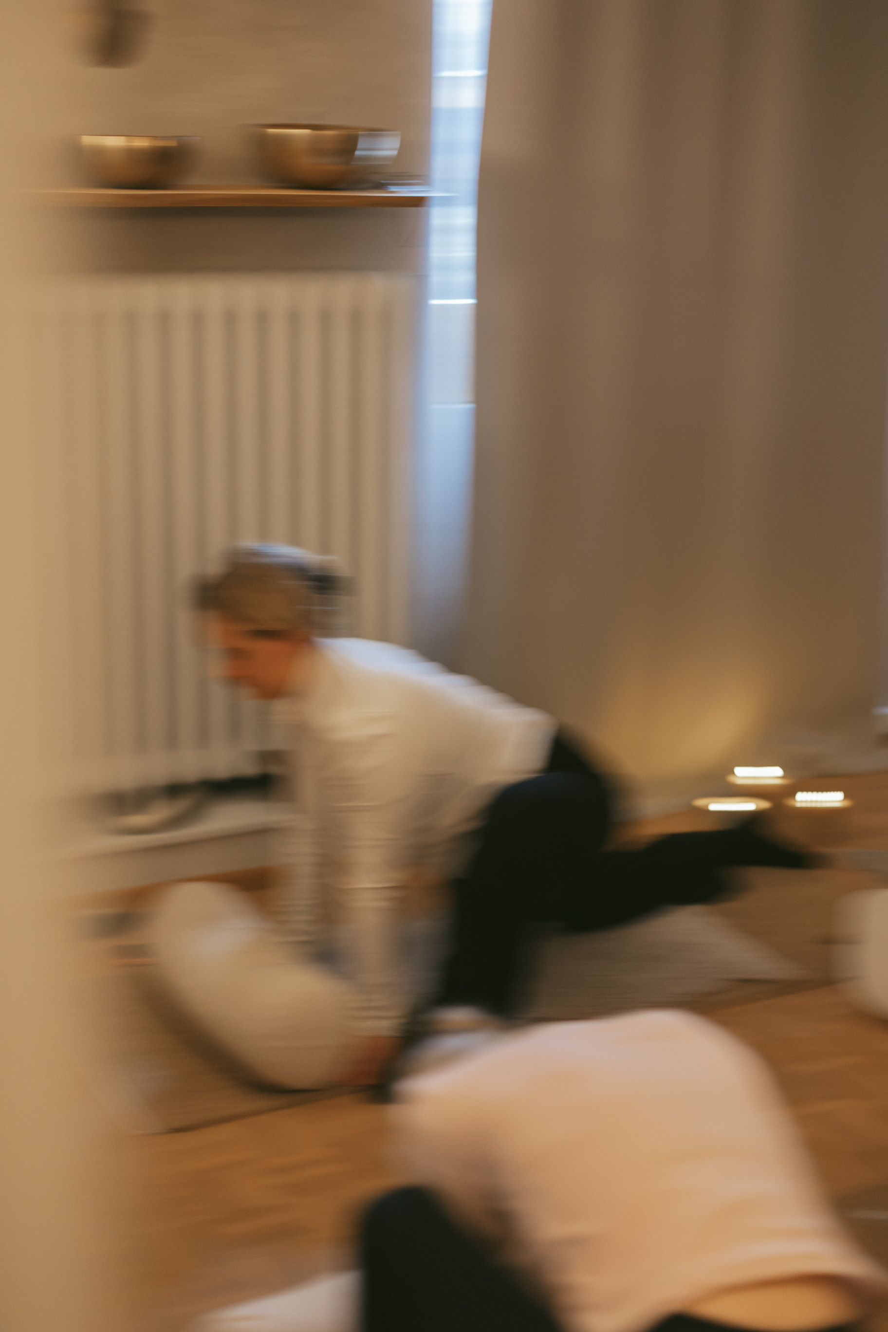 Rauhallinen rentoutushetki äänimaljojen äärellä